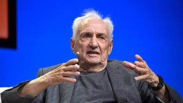 El arquitecto Frank Gehry habla en el escenario durante el evento Alimenta tu Imaginación Creativa en el Teatro Los Ángeles durante el Airbnb Open LA - Día 2, el 18 de noviembre de 2016 en Los Ángeles, California.
