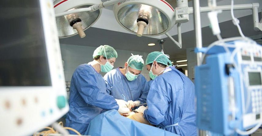 Especialistas médicos durante una operación en un quirófano (Imagen ilustrativa/EFE)