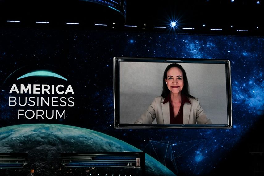 La venezolana María Corina Machado, Premio Nobel de la Paz, interviene de forma remota en el Foro Empresarial Estadounidense en el Centro Kaseya de Miami el 5 de noviembre de 2025.