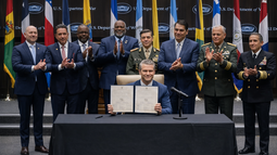Pete Hegseth, secretario de Guerra de EEUU, firma el documento en Doral, Florida. Pete Hegseth, secretario de Guerra de EEUU, firma el documento en Doral, Florida.