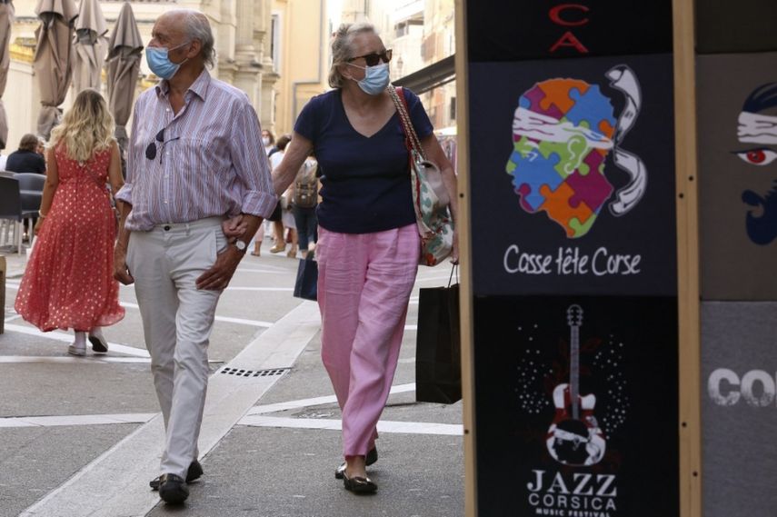 Personas mayores caminan por una de las calles de París, Francia.&nbsp; &nbsp;