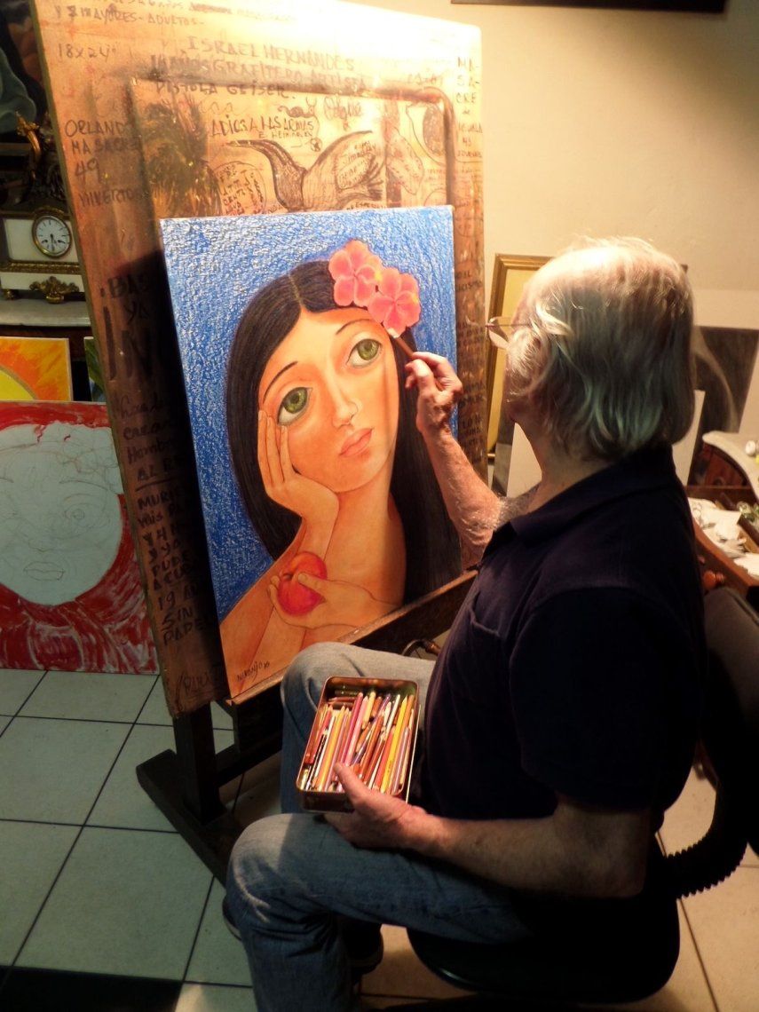 El pintor cubano Orlando González Naranjo detalla una de sus obras.&nbsp;
