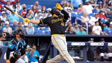 Rowdy Tellez (44) de los Piratas de Pittsburgh observa su cuadrangular de tres carreras ante los Marlins de Miami durante la séptima entrada del juego de béisbol, el domingo 31 de marzo de 2024, en Miami.&nbsp;