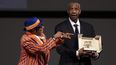 El actor estadounidense Denzel Washington recibe la Palma de Oro Honorífica de manos del director y productor ejecutivo estadounidense Spike Lee antes de la proyección de la película Highest 2 Lowest en la 78.ª edición del Festival de Cine de Cannes, en Cannes, sur de Francia, el 19 de mayo de 2025.