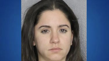 Emily Sabogal, de 32 años, identificada como la madre de los dos menores de edad.