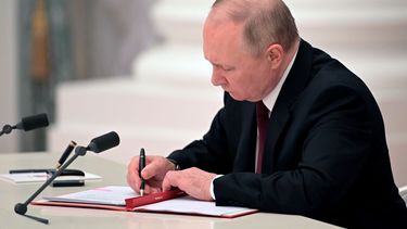 El presidente ruso, Vladimir Putin, firma un documento que reconoce la independencia de las regiones separatistas en el este de Ucrania el lunes 21 de febrero de 2022, en el Kremlin en Moscú, Rusia.&nbsp;