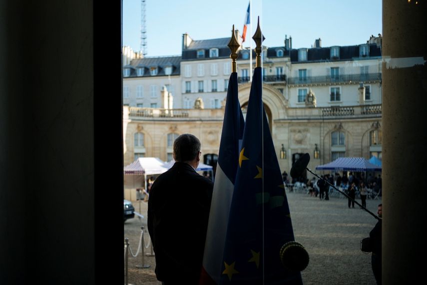 Un hombre, junto a una bandera de Francia durante una visita al Palacio del El&iacute;seo, en Par&iacute;s, el 21 de septiemebre de 2019