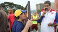 Maradona besa un cuadro que le regaló Nicolás Maduro en la que sale el argentino con el expresidente Hugo Chávez.&nbsp;