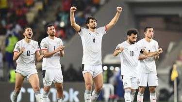 La selección de Egipto celebra el triunfo desde los penales ante Costa de Marfil en la Copa de África de Naciones. Mohamed Salah anotó el último tanto de la tanda