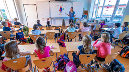Una maestra en el salón de clases con sus alumnos tras regreso de vacaciones. Una maestra en el salón de clases con sus alumnos tras regreso de vacaciones.