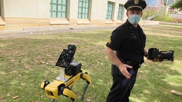 El teniente de la policía de Honolulu, Joseph ONeal, demuestra un perro robot en Honolulu, 14 de mayo de 2021. Los agentes que utilizan de manera experimental las máquinas de cuatro patas dicen que son una herramienta más, como los drones, para evitar que los socorristas corran peligro en situaciones de emergencia.&nbsp;
