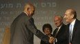El autor israelí, nacido en Irak, Sami Michael (izquierda) es felicitado por el primer ministro israelí Ehud Olmert (derecha) mientras recibe el Premio Emet en Jerusalén el 7 de noviembre de 2007.