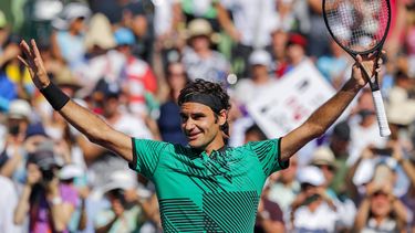 El tenista suizo Roger&nbsp;Federer&nbsp;celebra la victoria, del lunes, ante el argentino Juan Martín del Potro .