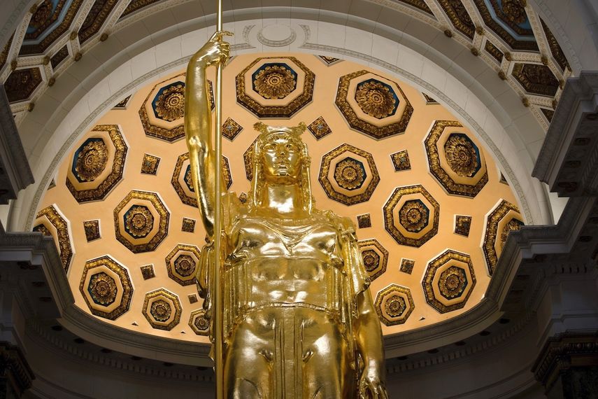 En esta imagen de archivo del 24 de julio de 2019, una escultura que representa a la Rep&uacute;blica, cubierta en oro ruso y donada por el presidente de Rusia, Vladimir Putin, se alza en el Capitolio en La Habana, Rusia.&nbsp;