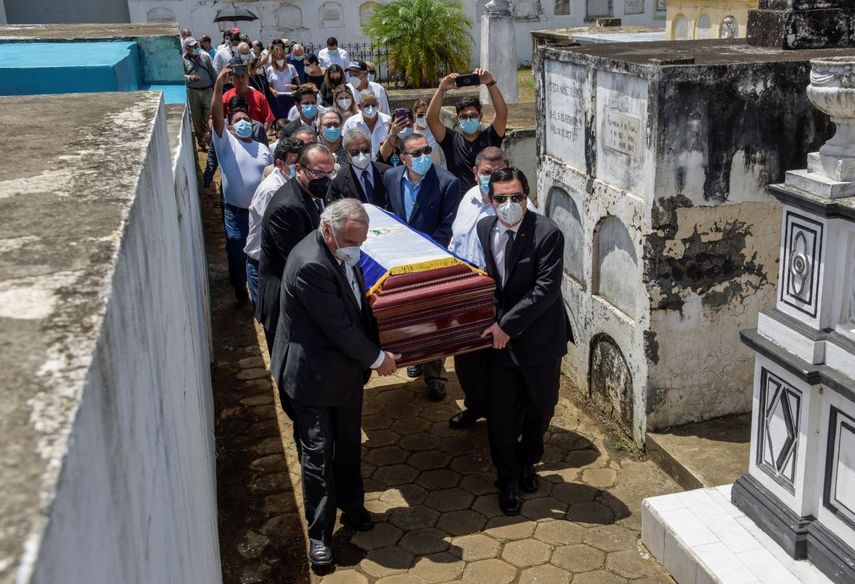 Familiares y amigos asisten al funeral del expresidente de Nicaragua Enrique Bolaños (2002-2007) en el Cementerio Monimbo en Masaya, Nicaragua.