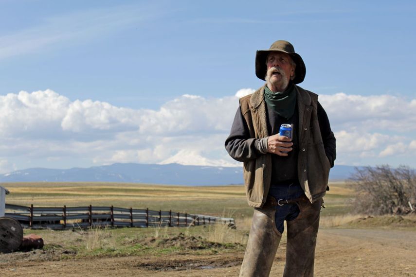 En esta foto del 20 de marzo del 2020, el ganadero Mike Filbin posa en su granja en Durfur, Oregon, y habla sobre el impacto del coronavirus en su comunidad rural.&nbsp;