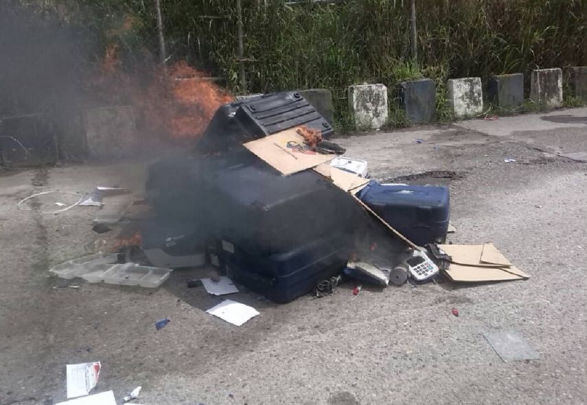 Arden cajas de cartón destrozadas con el logotipo del Consejo Nacional Electoral (CNE).