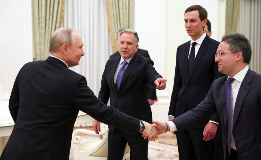 En esta fotografía distribuida por la agencia estatal rusa Sputnik, el presidente de Rusia, Vladimir Putin, da la bienvenida al enviado especial de Estados Unidos, Steve Witkoff, al yerno del presidente de Estados Unidos, Donald Trump, Jared Kushner, y al comisionado del Servicio Federal de Adquisiciones, FAS, Josh Gruenbaum