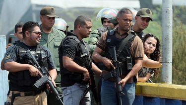 La ministra del Servicio Penitenciario de Venezuela, Iris Varela (der.), visita este domingo el puente internacional Francisco de Paula Santander, en la frontera con Cúcuta, Colombia, acompañada de hombres armados. 