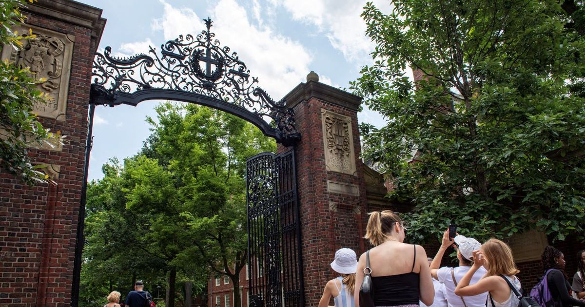 La Casa Blanca congela $2.200 millones en subvenciones a Harvard