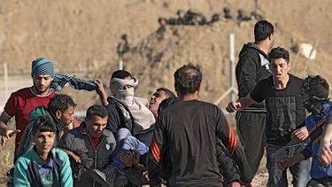 Manifestantes palestinos llevan a un joven herido durante los enfrentamientos con las tropas israelíes a lo largo de la frontera entre Israel y la franja de Gaza.