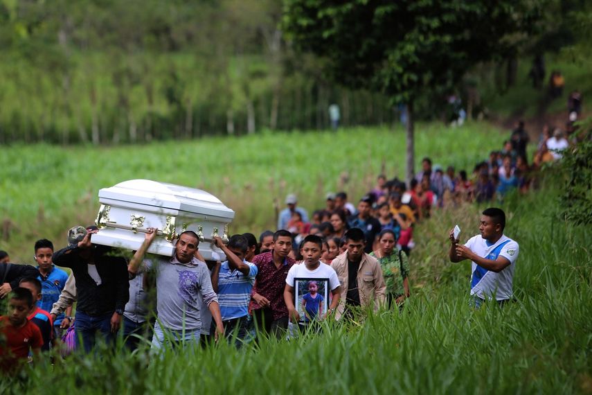 Varias personas cargan ayer el féretro de la menor Jakelin Caal Maquín durante un recorrido hasta el cementerio de la comunidad de San Antonio Secortéz (Guatemala).&nbsp;