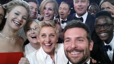 El famoso selfie de Bradley Cooper, Ellen DeGeneres, Meryl Streep, Jennifer Lawrence, Brad Pitt, entre otros, durante la pasada entrega de los Oscar. (CORTESÏA). 