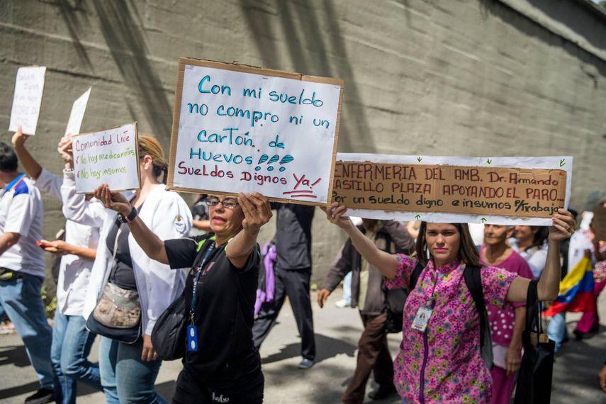 En Caracas se registró una decena de manifestaciones de trabajadores -todos dependientes del Estado- para exigir que les aumenten sus ingresos mensuales, que son insuficientes frente a la inflación diaria de 2,8%.