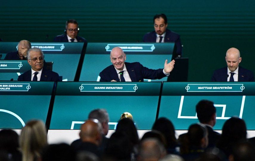 El presidente de la FIFA, Gianni Infantino (centro), habla durante un congreso del máximo ente del fútbol mundial, el 30 de abril de 2026.