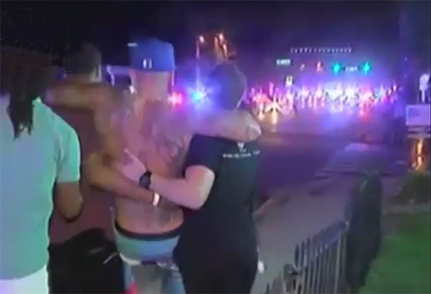 Equipos de socorro atienden a heridos. (TWITTER)