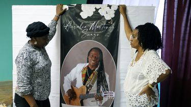 Una pancarta con la foto del cantautor hondureño Aurelio Martínez se ve durante su velorio en La Ceiba, Honduras, el 19 de marzo de 2025.