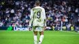 El atacante francés del Real Madrid, Kylian Mbappé, camina en la cancha tras la derrota del club blanco ante el Valencia, el 5 de abril de 2025. El atacante francés del Real Madrid, Kylian Mbappé, camina en la cancha tras la derrota del club blanco ante el Valencia, el 5 de abril de 2025.