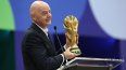 El presidente de la FIFA, Gianni Infantino, sostiene el trofeo de campeón de la Copa Mundial.