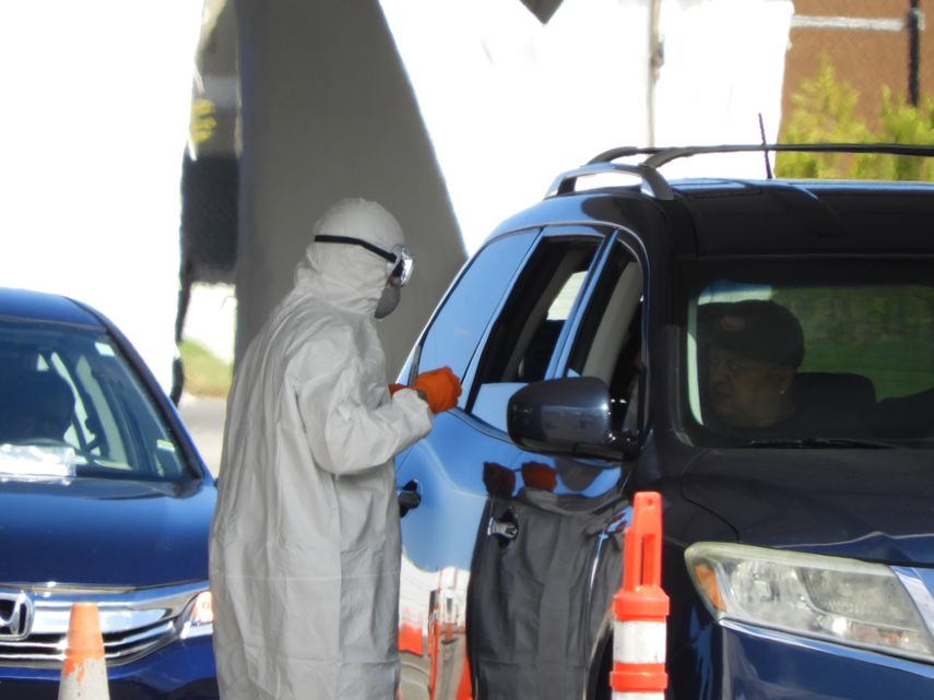Enfermero hace test a un residente de Florida.