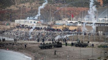 Efectivos del Ejército y la Guardia Civil española toman posiciones cerca de la frontera con Marruecos, en el enclave español de Ceuta.