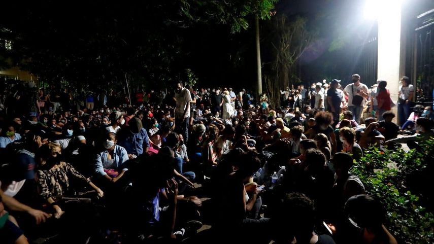 Numerosos reportes confirman el uso de gases lacrimógenos por la policía política durante las manifestaciones frente a la sede del MINCULT