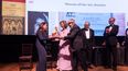 La Reina Sofía y la cantante Gloria Estefan durante la entrega de los Premios Sophia a la Excelencia 2023 en Houston, Texas.