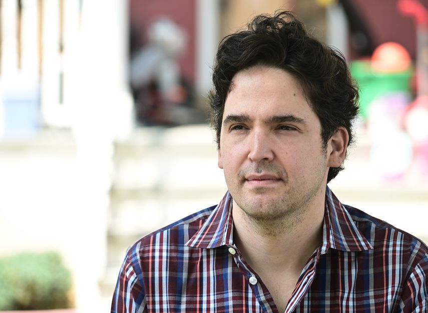 Scott Krakower, un psiquiatra posa frente a su casa el 8 de julio de 2020 en Port Washington en Long Island, Nueva York. Krakower dice que le diagnosticaron COVID-19 en abril y que todav&iacute;a tiene s&iacute;ntomas hoy.