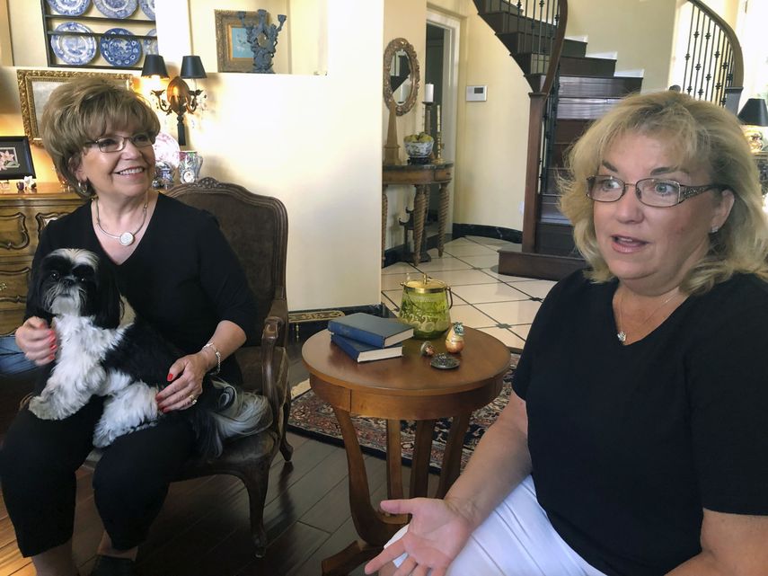Terrie Dietrich, izquierda, y su hija Erin Cross, hablan en la casa de Dietrich en Henderson, Nevada, 22 de agosto de 2019.&nbsp;