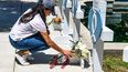 Meghan Markle, la esposa del príncipe Harry de Gran Bretaña, coloca flores mientras llora en un monumento improvisado frente al juzgado del condado de Uvalde, Texas, el 26 de mayo de 2022.