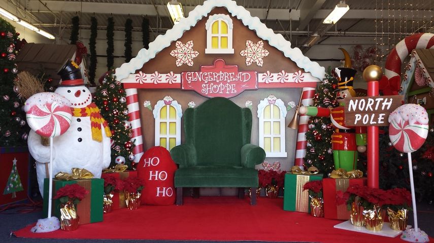 Toy Drive entrega cada año regalos de navidad que recolecta entre sus benefactores.