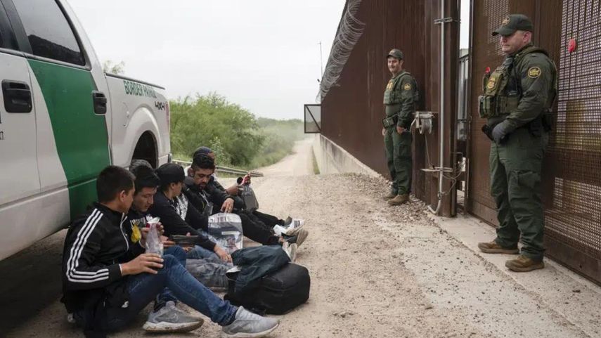 Aplicación para pedir asilo en EEUU, un "bingo" para migrantes en la frontera