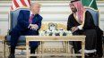 El presidente   Donald Trump, y el príncipe heredero del reino, Mohammed Bin Salman, conversan antes de una ceremonia de café en la Corte Real de Riad el 13 de mayo de 2025. 