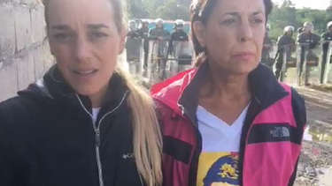 Lilian Tintori junto a Antonieta de López realizaron una vigila a las puertas de la cárcel de Ramo Verde para conocer dónde está Leopoldo López.&nbsp;