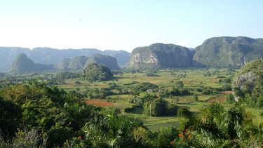 Vista panorámica del Valle de&nbsp;Viñales, situado en la occidental provincia cubana de Pinar del Río, caracterizado por sus montañas en forma de mogotes.