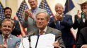 El gobernador de Texas, Greg Abbott, muestra la iniciativa SB1 que reforma la ley electoral estatal después de firmarla el martes 7 de septiembre de 2021. El gobernador de Texas, Greg Abbott, muestra la iniciativa SB1 que reforma la ley electoral estatal después de firmarla el martes 7 de septiembre de 2021.