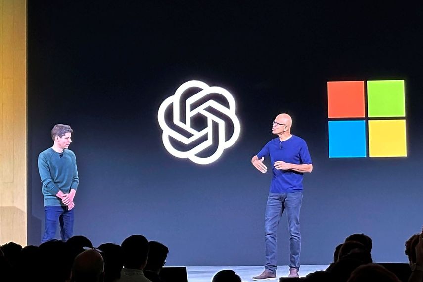 El director general de OpenAI Sam Altman, a la izquierda, en un escenario junto al director general de Microsoft, Satya Nadella.