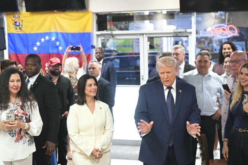 El presidente de Estados Unidos, Donald Trump, habla con sus simpatizantes en el restaurante venezolano El Arepazo en Miami, Florida, el 9 de marzo de 2026.