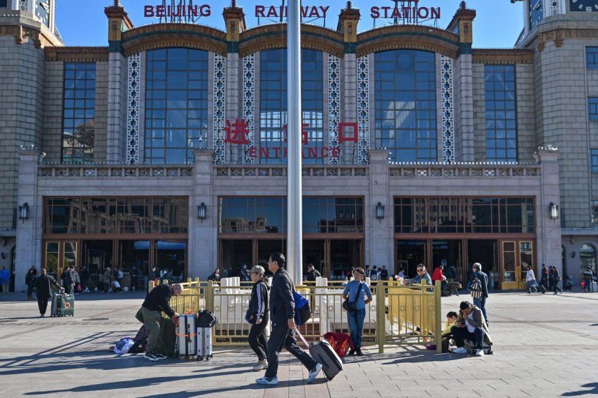 La gente llega a la estación de tren de Pekín en Pekín el 10 de octubre de 2024.&nbsp; &nbsp;