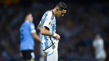 Ángel Di María, de la selección de Argentina, se lamenta durante el partido de la eliminatoria al Mundial ante Uruguay, el jueves 16 de noviembre de 2023, en Buenos Aires.
